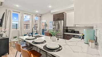 Kylskåp, mikrovågsugn, ugn och spishäll