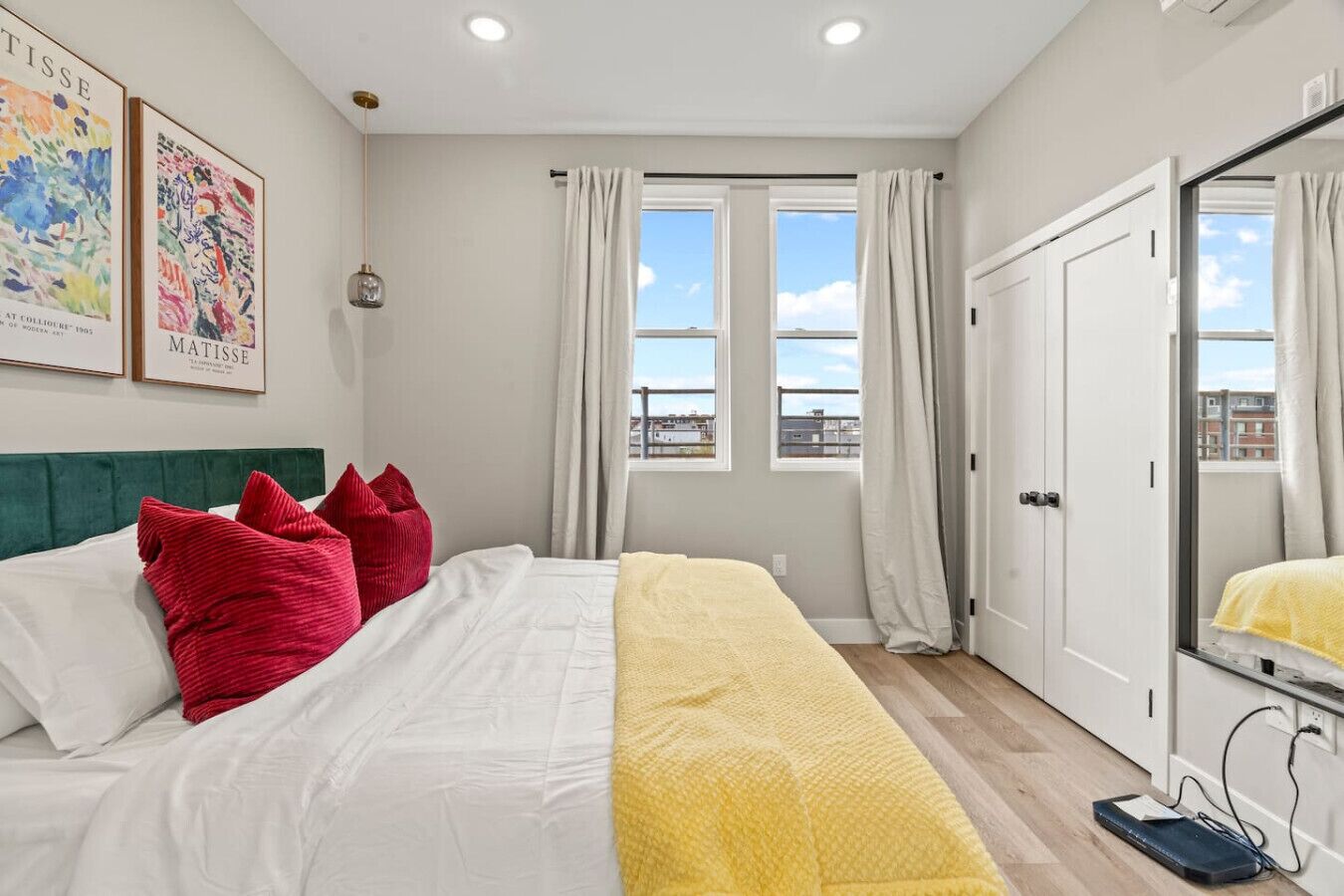 1 dormitorio, escritorio, tabla de planchar con plancha y wifi