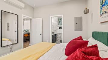 1 slaapkamer, een bureau, een strijkplank/strijkijzer, wifi