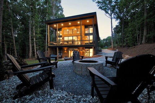 Zoka - A Luxe Modern Cabin Near Clemson w/ Hot Tub - Lake Hartwell