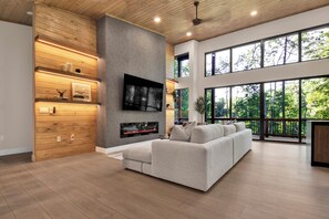 Smart TV, fireplace