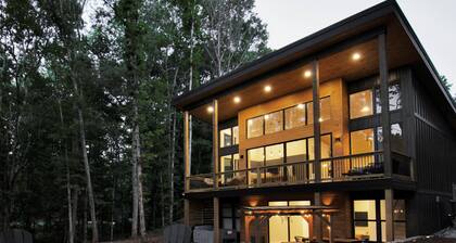 Zoka - A Luxe Modern Cabin Near Clemson w/ Hot Tub - Lake Hartwell