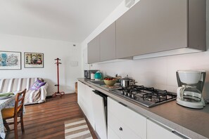 Réfrigérateur, micro-ondes, plaque de cuisson, lave-vaisselle