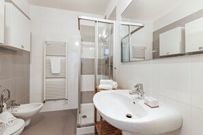 Douche, sèche-cheveux, bidet, serviettes fournies