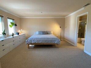 2 habitaciones, tabla de planchar con plancha, wifi y ropa de cama