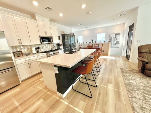 2-bedroom condo in NW Las Vegas with great views. Near great shopping & Red Rock