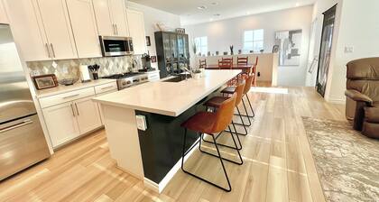 2-bedroom condo in NW Las Vegas with great views. Near great shopping & Red Rock