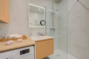 Douche, bidet, serviettes fournies