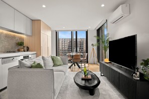 Eine moderne Wohnung mit Küche, Essbereich und Wohnzimmer.