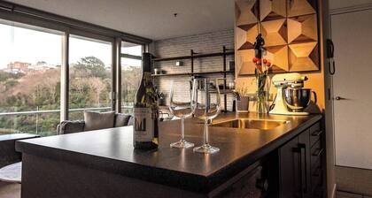 Executive Apartment - Great Location Close to Attractions, Shops & Eateries