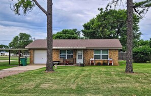 Exterior - Charming 2-bedroom house in Granite nestled at the foot of the Quartz Mountains (Granite)