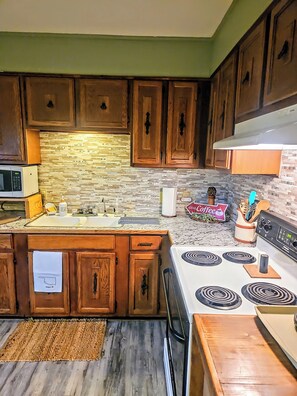 Microondas, horno y placa de cocina