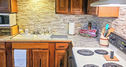 Charming 2-bedroom house in Granite nestled at the foot of the Quartz Mountains
