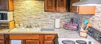 Charming 2-bedroom house in Granite nestled at the foot of the Quartz Mountains