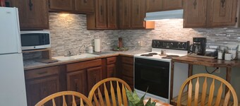 Charming 2-bedroom house in Granite nestled at the foot of the Quartz Mountains