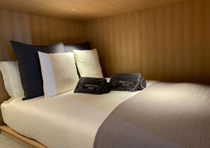 Family Suite, Lanai (Max 8 Comfort 4 with Sauna) | Meja, ruang kerja komputer riba, langsir/tirai gelap terus 