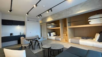 Escritorio, espacio para trabajar con laptop y cortinas blackout