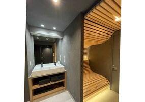 Escritorio, espacio para trabajar con laptop y cortinas blackout 