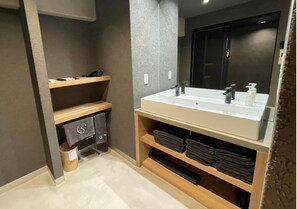 家庭套房, 外廊 (Max 8 Comfort 4 with Sauna) | 浴室 | 淋浴/盆浴组合、免费洗浴用品、吹风机、拖鞋
