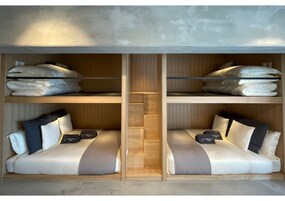 Escritorio, espacio para trabajar con laptop y cortinas blackout 