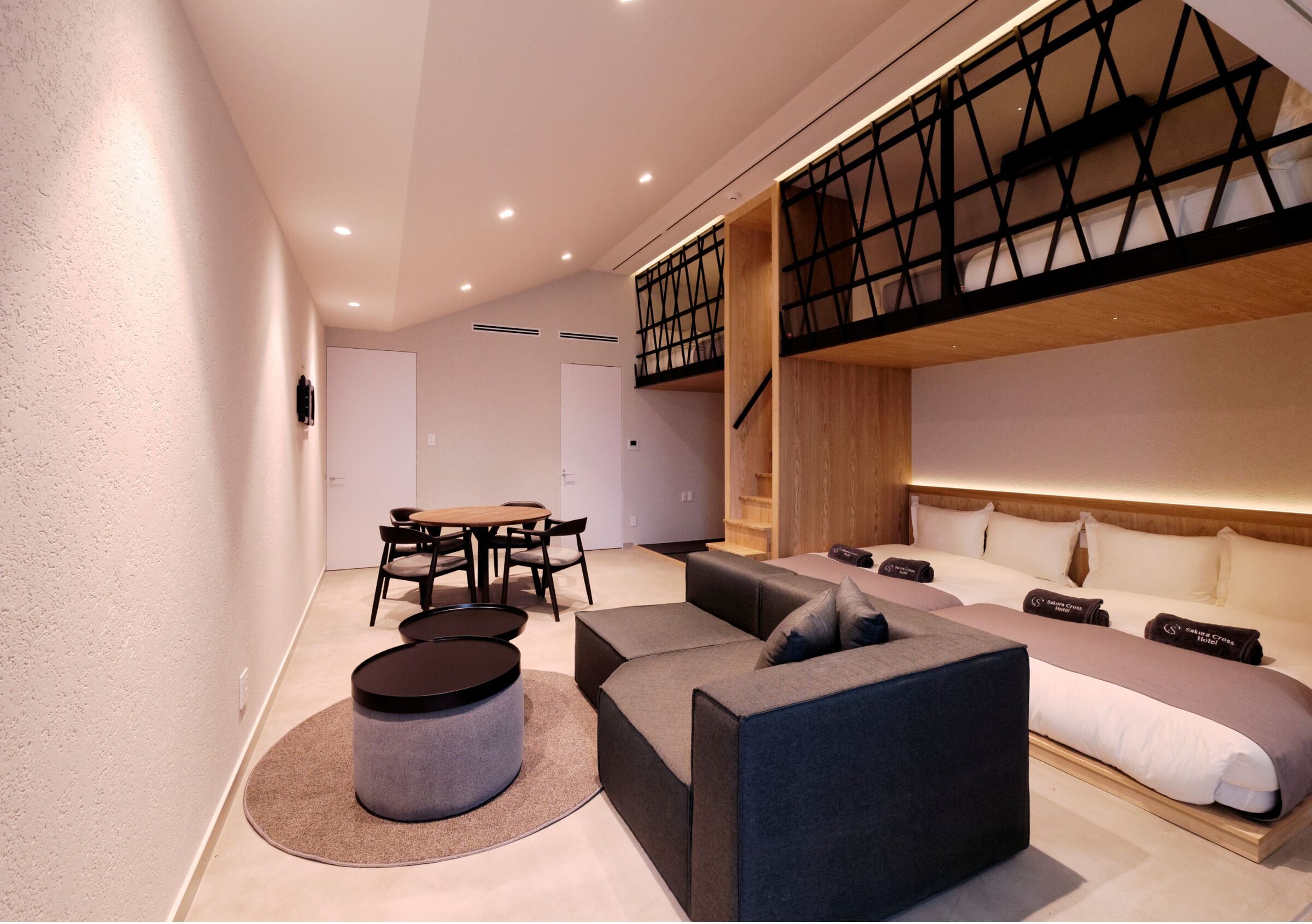 مكتب ومساحة عمل للكمبيوتر المحمول وستائر تعتيم وواي فاي مجانًا