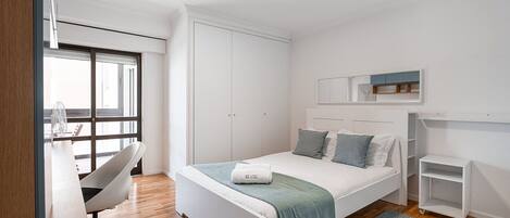 4 bedrooms, desk, iron/ironing board, Internet