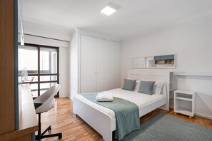 4 bedrooms, desk, iron/ironing board, internet