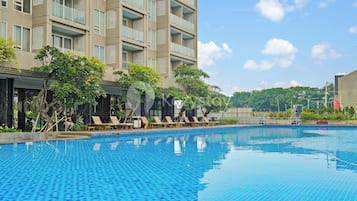 Una piscina al aire libre