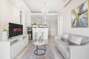 Appartement, 1 slaapkamer, uitzicht op de stad | Woonruimte | Een 43-inch smart-tv met kabelzenders, Netflix en streamingdiensten