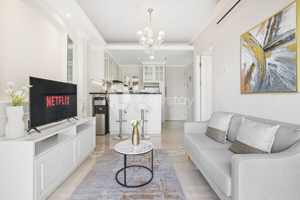 Apartment, 1 Bedroom, City View | Living area