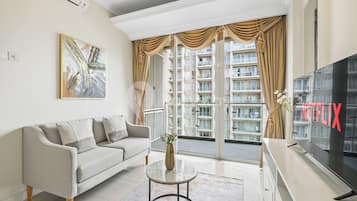 Apartamento, 1 habitación, vistas a la ciudad | Zona de estar | Smart TV de 43 pulgadas con canales por cable, Netflix