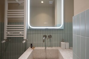 Dusche, Haartrockner, Handtücher