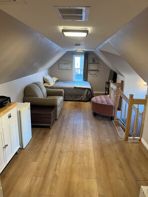 1 bedroom, free WiFi, bed sheets - Lovely Loft Apartment Midtown (Thunder Bay)