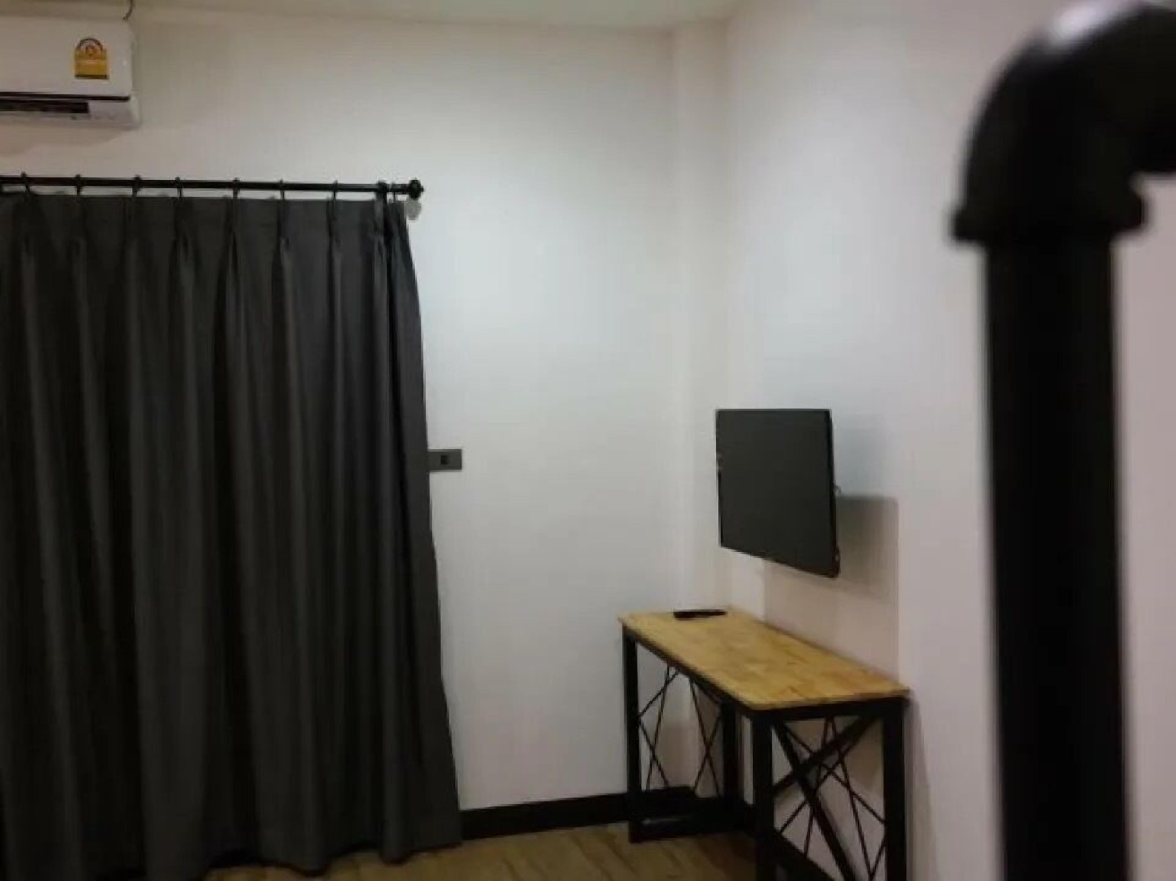 Premium bedding, desk, soundproofing, free WiFi