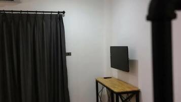 Premium bedding, desk, soundproofing, free WiFi