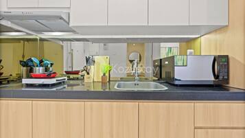Apartment, 1 Bedroom, City View | Private kitchen | Full-size fridge, microwave, stovetop, cookware/dishes/utensils