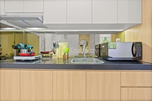 Departamento, 1 habitación, vista a la ciudad | Cocina privada | Refrigerador con congelador, microondas y parrilla de estufa
