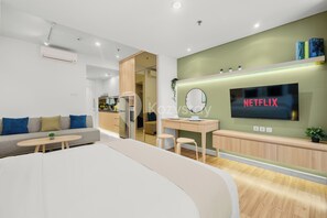 Apartament, 1 dormitori, vistes a la ciutat | Espai de treball apte per a portàtils i planxa i posts de planxar