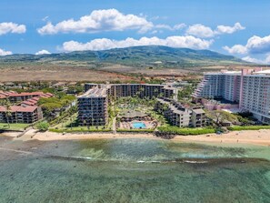 En la playa, sillas reclinables de playa, toallas de playa