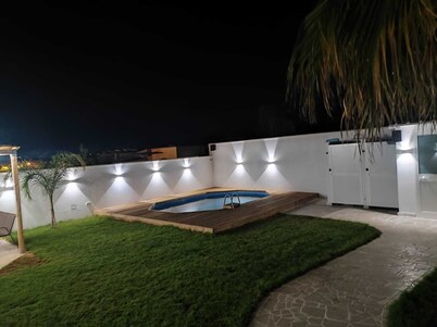 Charming detached villa with pool a few steps from the sea