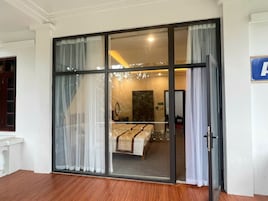 Quartos à prova de som, Wi-Fi de cortesia, roupa de cama