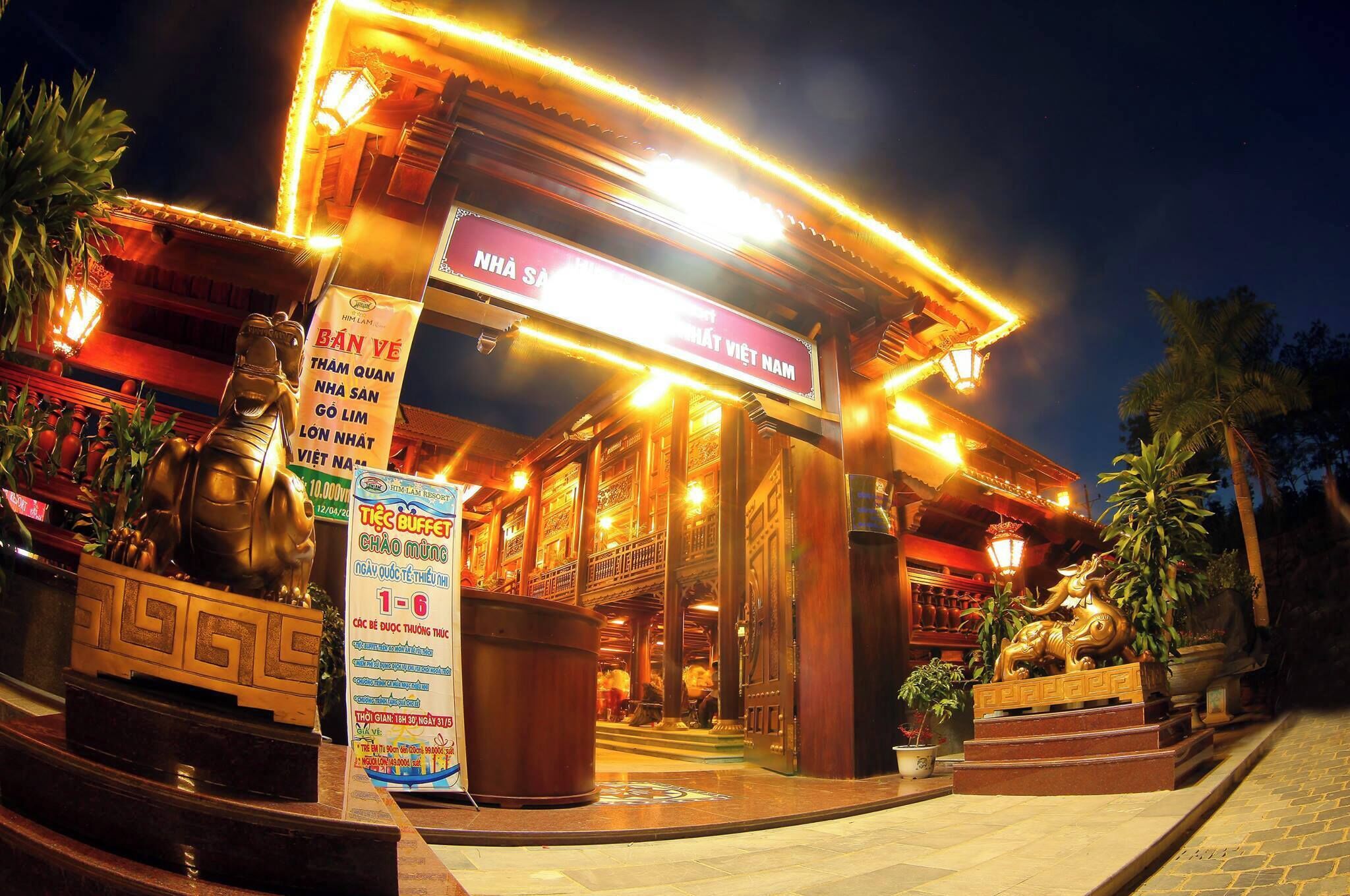 Un bâtiment traditionnel avec une enseigne lumineuse, une statue et un panneau indiquant un buffet.