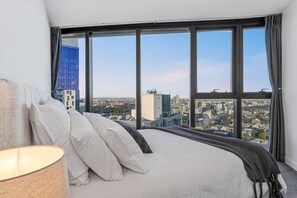 Een bureau, een strijkplank/strijkijzer, wifi, beddengoed