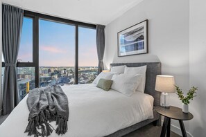 Een bureau, een strijkplank/strijkijzer, wifi, beddengoed