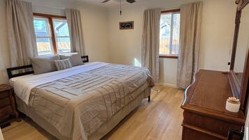 Tabla de planchar con plancha, wifi y ropa de cama