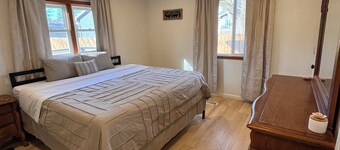 3-bedroom house in peaceful Des Moines with WiFi, AC cat/dogs allowed