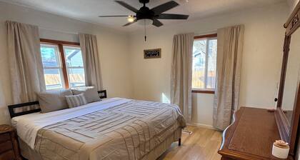 3-bedroom house in peaceful Des Moines with WiFi, AC cat/dogs allowed