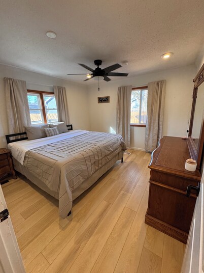 3-bedroom house in peaceful Des Moines with WiFi, AC cat/dogs allowed