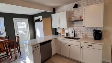 Mikrobølgeovn, ovn, kokeplater og oppvaskmaskin