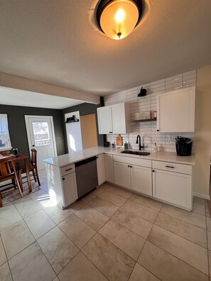 Four à micro-ondes, un four, surface de cuisson, lave-vaisselle